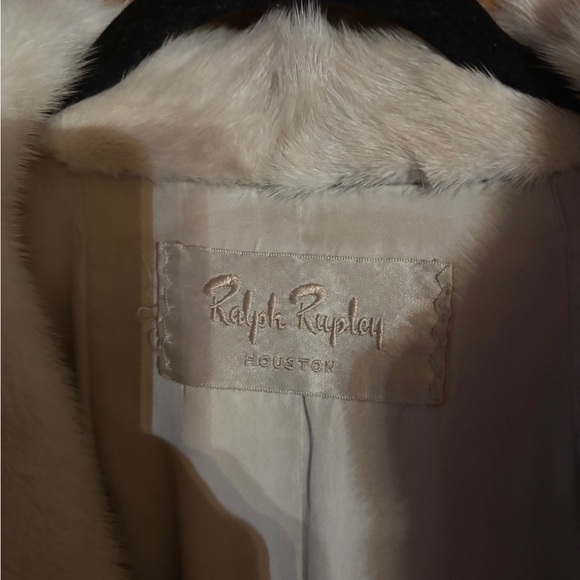 Fawn color mink coat.
Small size
Barely worn - Picture 2 of 3